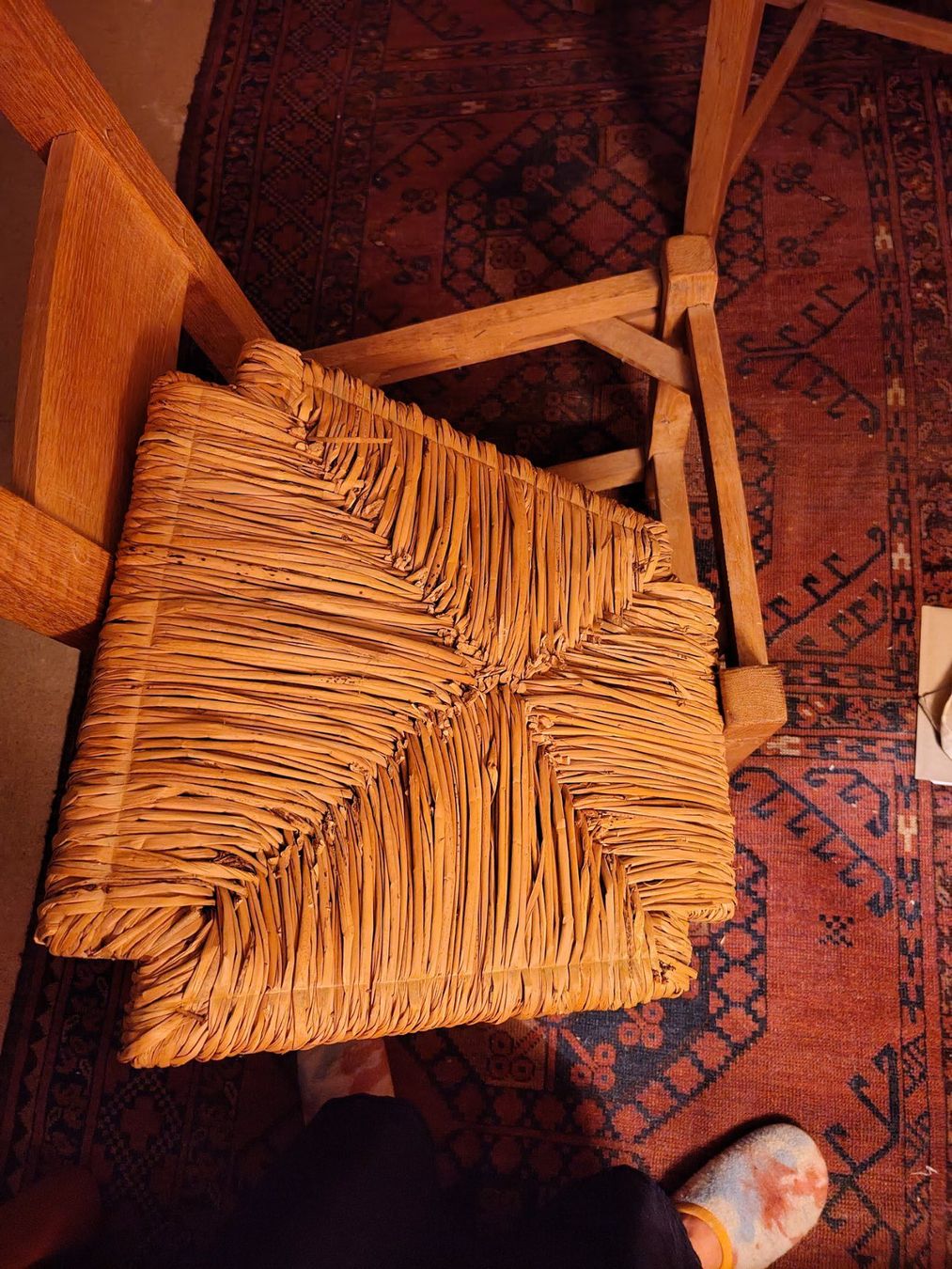 Stühle: Rustikaler/Antiker Holzstuhl mit Strohsitz, Eiche massiv – Gebraucht aus Winterthur von Haggol 3