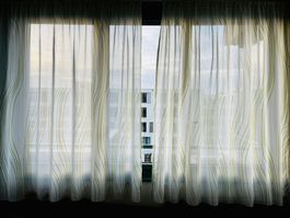 Gardinen für lange Fensterfront