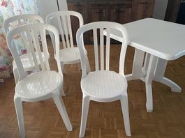 Plastiktisch mit Stühlen