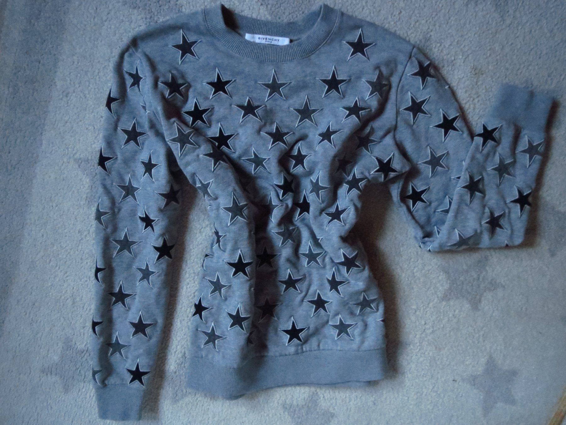 Maglioni & Felpe: toller GIVENCHY PARIS Damen Pullover XS mit Sternen/NP 920.- – Usato da Kiental venduto da Anna8702