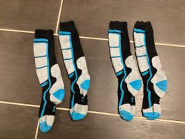 2 Paar Skisocken schwarz blau Grösse 31-34