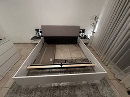 Bett 180x200 cm mit Polsterkopfteil & LED-Nachttischen