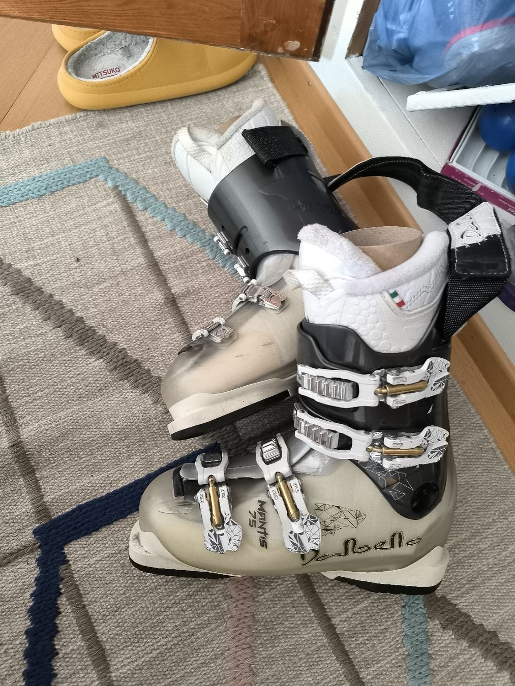Scarpe da donna: Wom's Ski boots Dalbello Mantis, Flex 75 – Usato da Zürich venduto da kat_v2ph 1