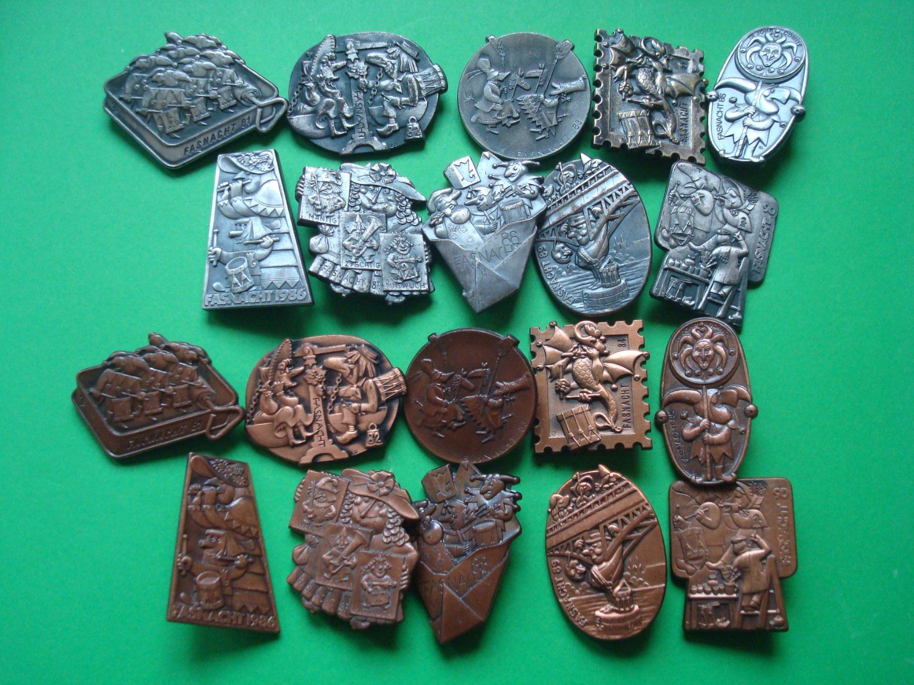 Placchette & Badge: Fasnachtsplakette 1981 - 1990 Silber + Kupfer – Usato da Riehen venduto da Baerewaegli