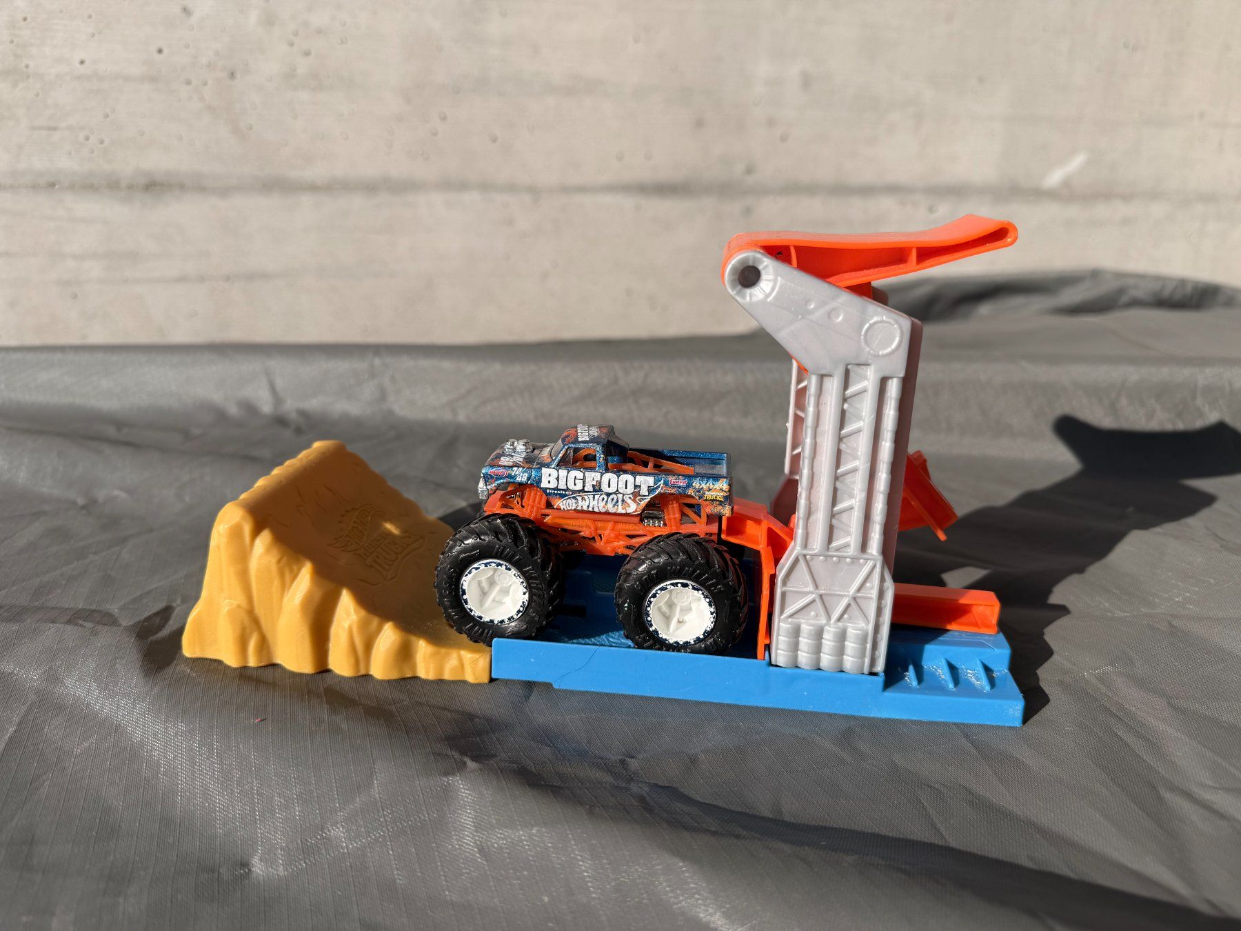 Hot Wheels Giocattoli: Hot Wheels Monster Trucks Startrampen Crash – Usato da Riaz venduto da Bongj 2