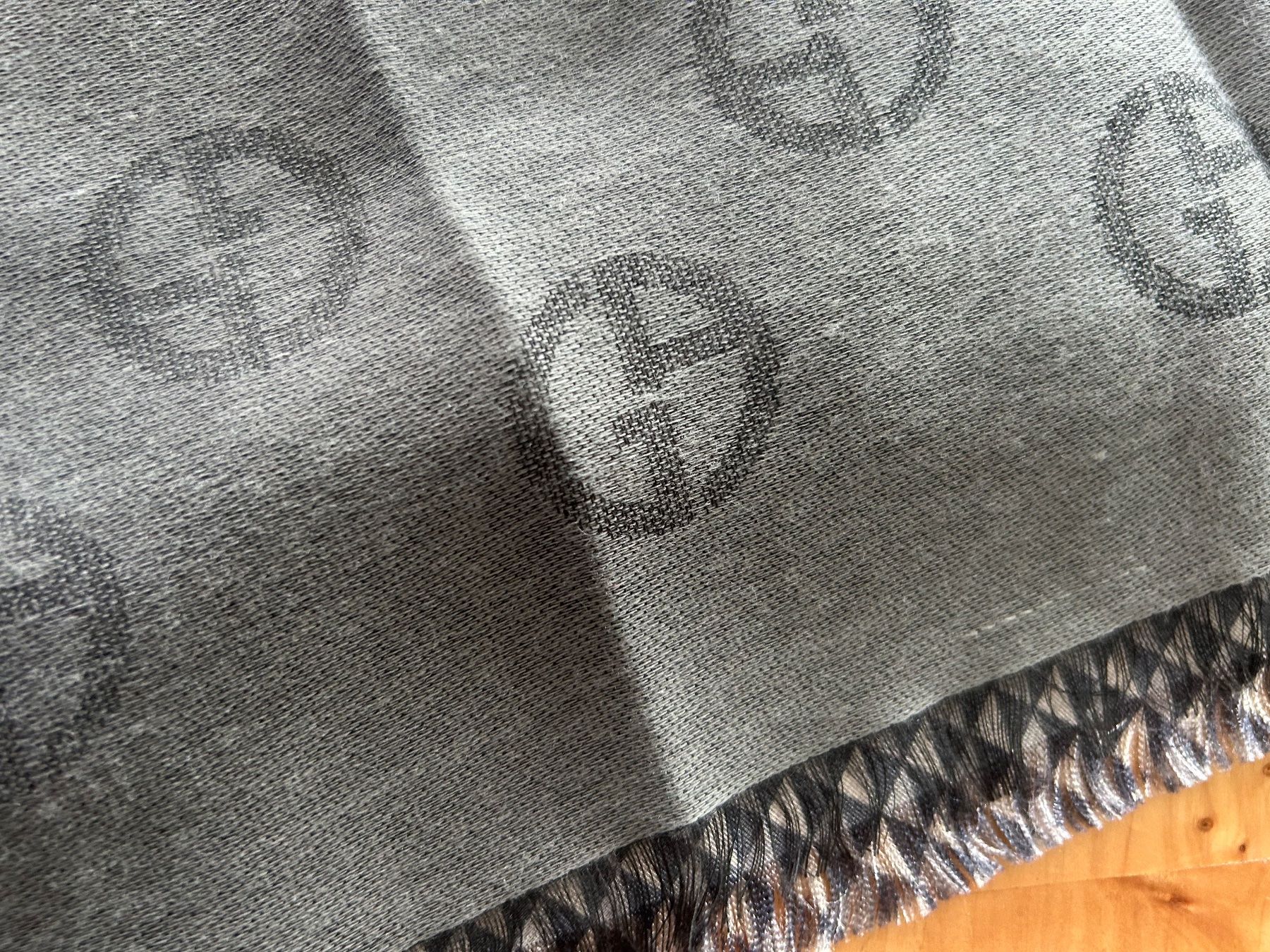 Armani Schals: Giorgio Armani Schal grau Muster – Gebraucht aus Kaltbrunn von lagone1 1