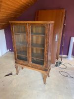 Vitrine Nussbaumfuniert mit Glastüren. Restaurationsbedarf