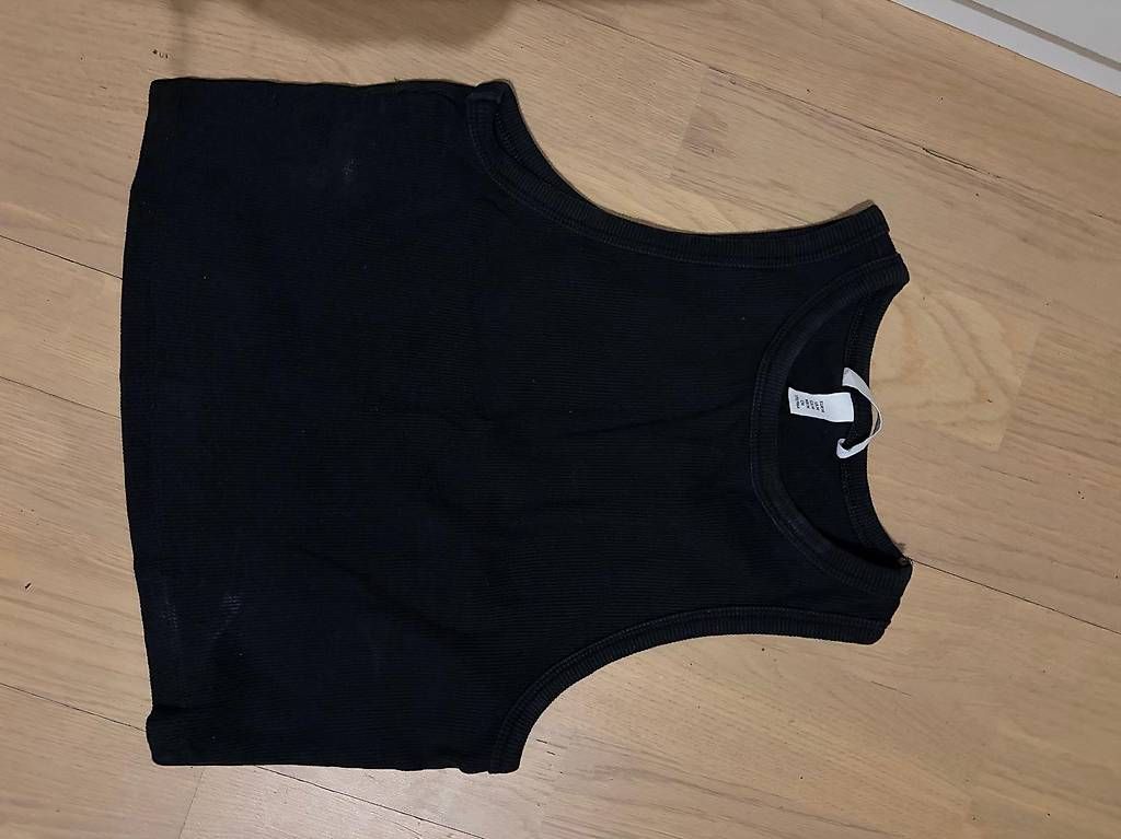 Top: Schwarzes Crop Top – Usato da Belp venduto da mia_5cm6