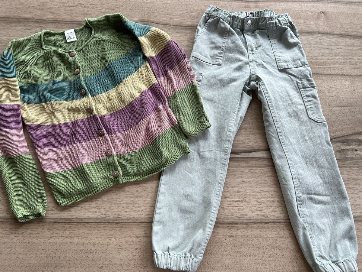 Hosen: Jeans Strickjäckli Mädchen Kleiderset Gr.128 – Gebraucht aus Eglisau von yd55