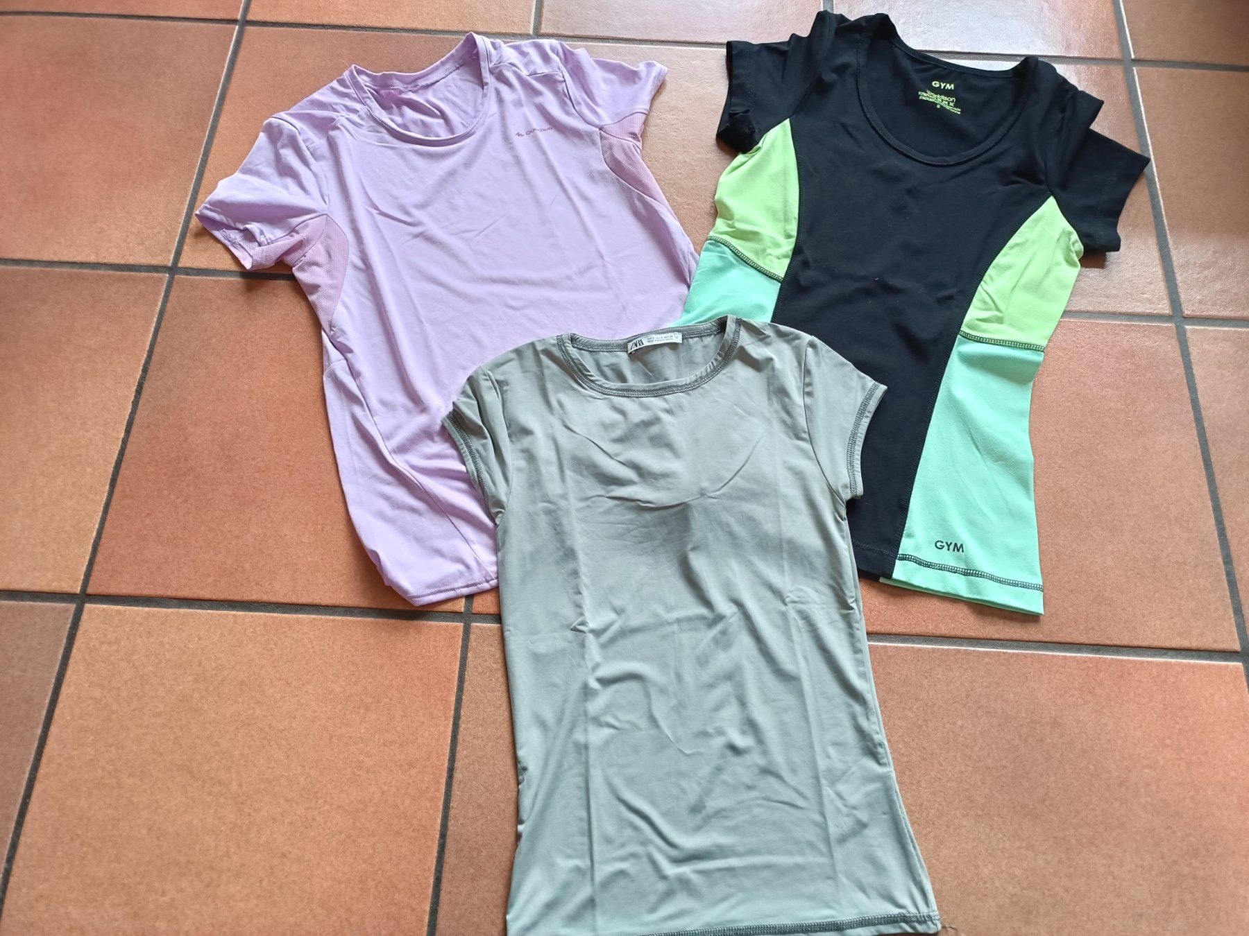 Lotti & Set di vestiti: Lot de 3 T-shirts, taille S – Nuovo (secondo la descrizione) da Bevaix venduto da dusspe