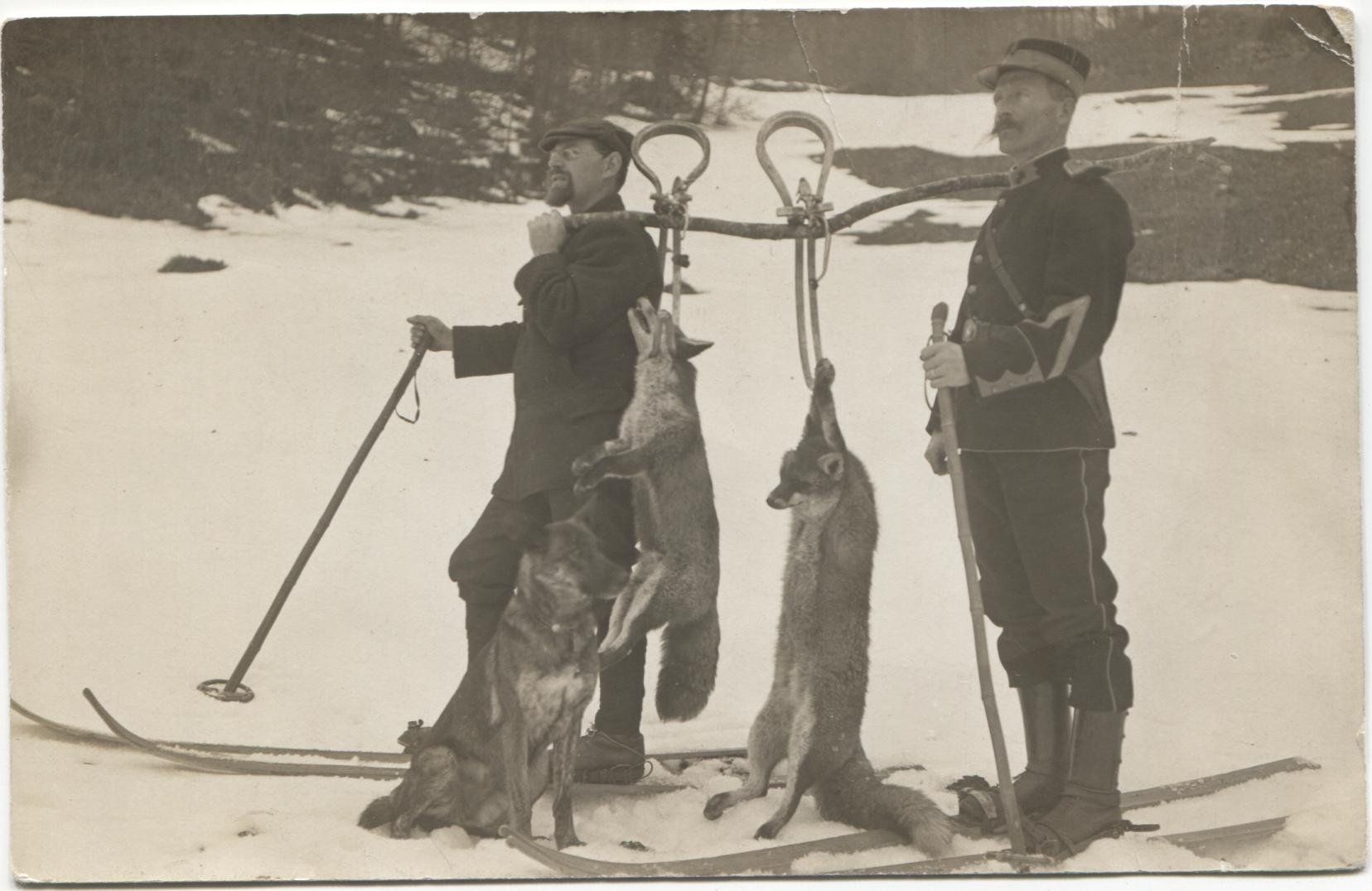 Cartoline postali: FLEURIER NE 1916 Chef de Poste/Chasseur/Jäger – Usato da Rothrist venduto da Clanx