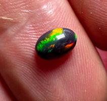 0,8 ct Natural Play-of-Color Black Opal