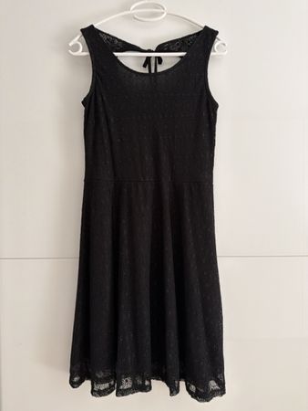 Robe noire avec dentelle