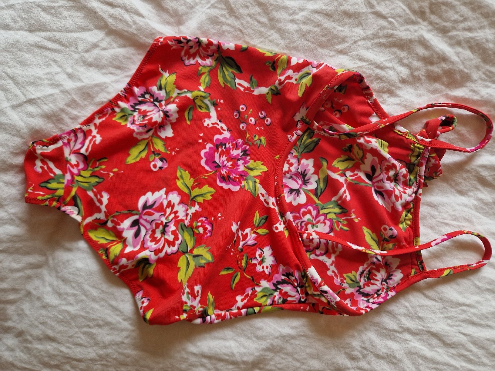 Badekleider & Bikinis: Roter Badeanzug mit Blumenmuster, Grösse 140, neuwertig – Gebraucht aus Gwatt (Thun) von Letzte-Chance-III 3