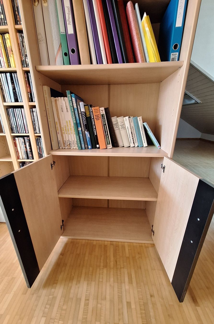 Regale: Bücherregal mit Türen hellbeige – Gebraucht aus Hauptwil von Markuseli 1
