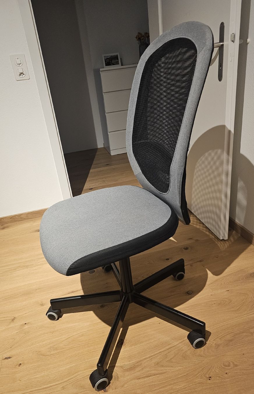 Stühle: Grey Office Chair with Mesh Back – Excelle condition  – Gebraucht aus Ostermundigen von gar_lv2x 1