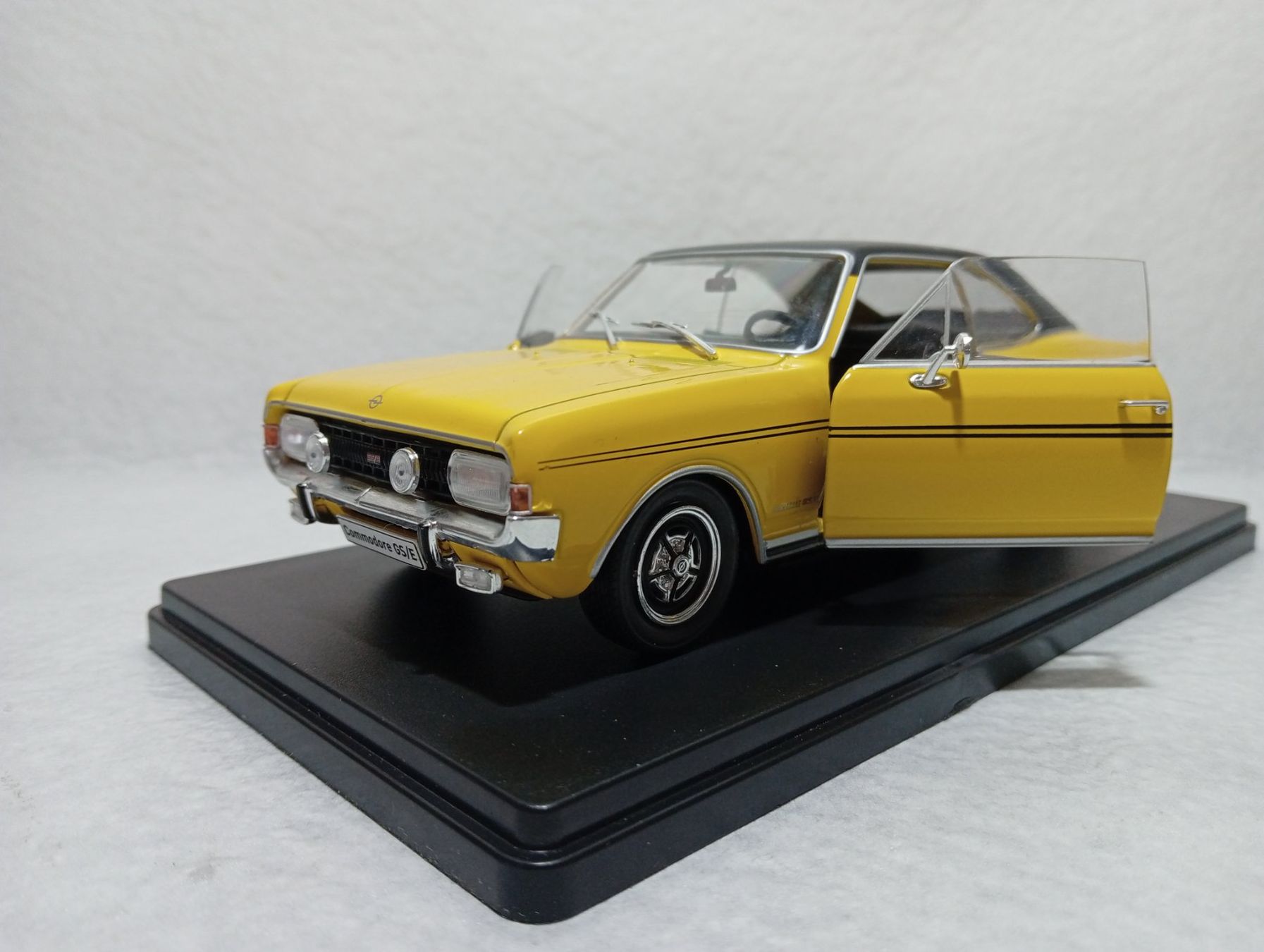 Opel Modellini d'auto: Opel Commodore A GS/E Coupe 1970 – Usato da Huttwil venduto da Secondtrain 4