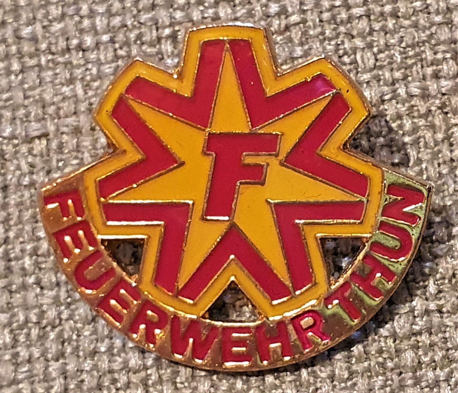 Plaketten & Abzeichen: M696 - Pin Feuwerwehr THUN – Gebraucht aus Reinach BL von Boston-Verkauf