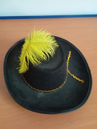 Schwarzer Musketier Hut mit gelber Feder Fasnacht