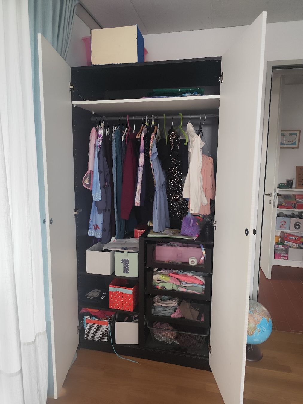 Armadi: Gratis: Kleiderschrank weiss schwarz – Usato da Zürich venduto da Cris32 1