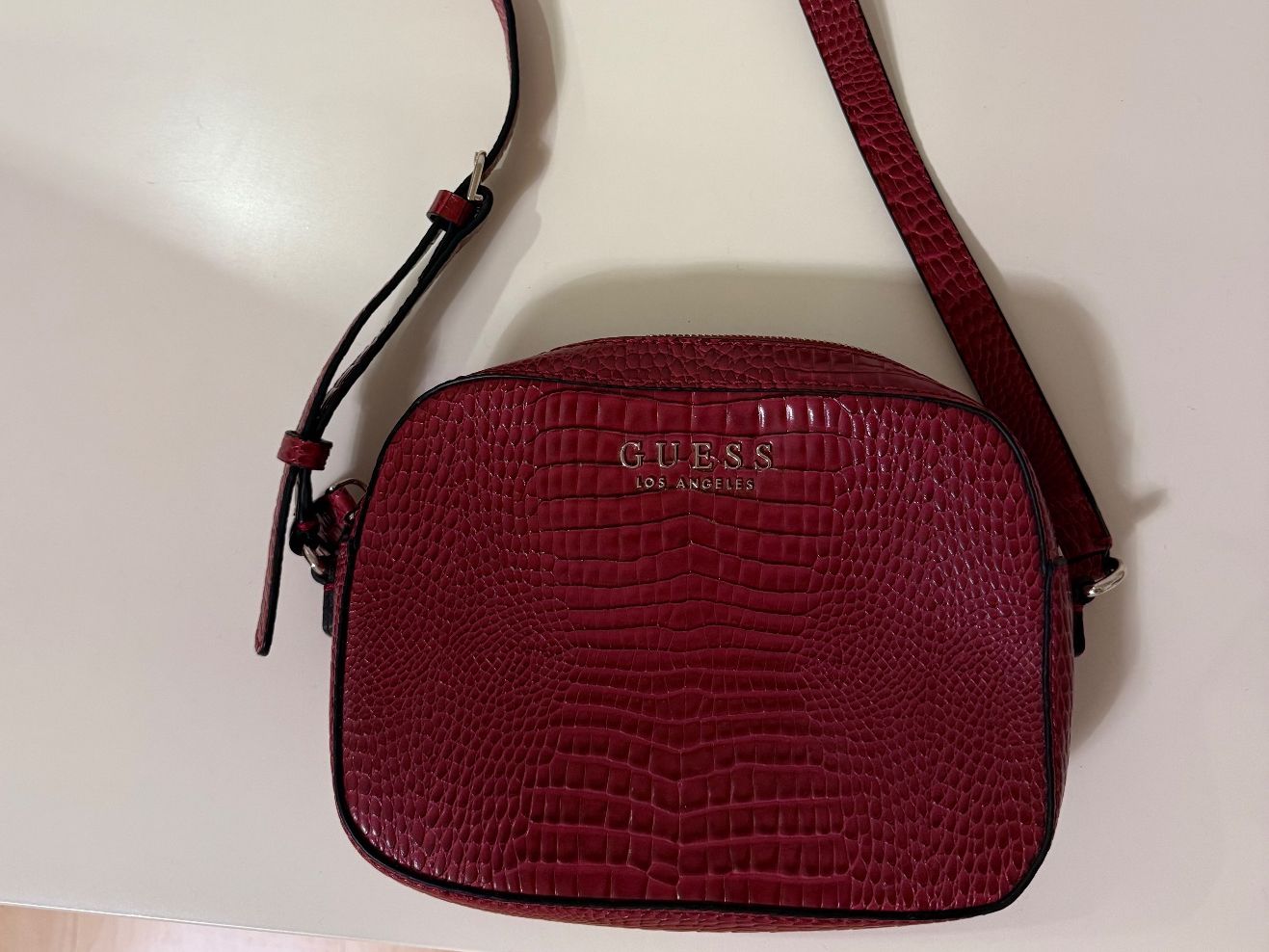 Guess Borse da donna: Guess Umhängetsche rot Kroko-Optik – Usato da Dielsdorf venduto da Ale_Cop 1