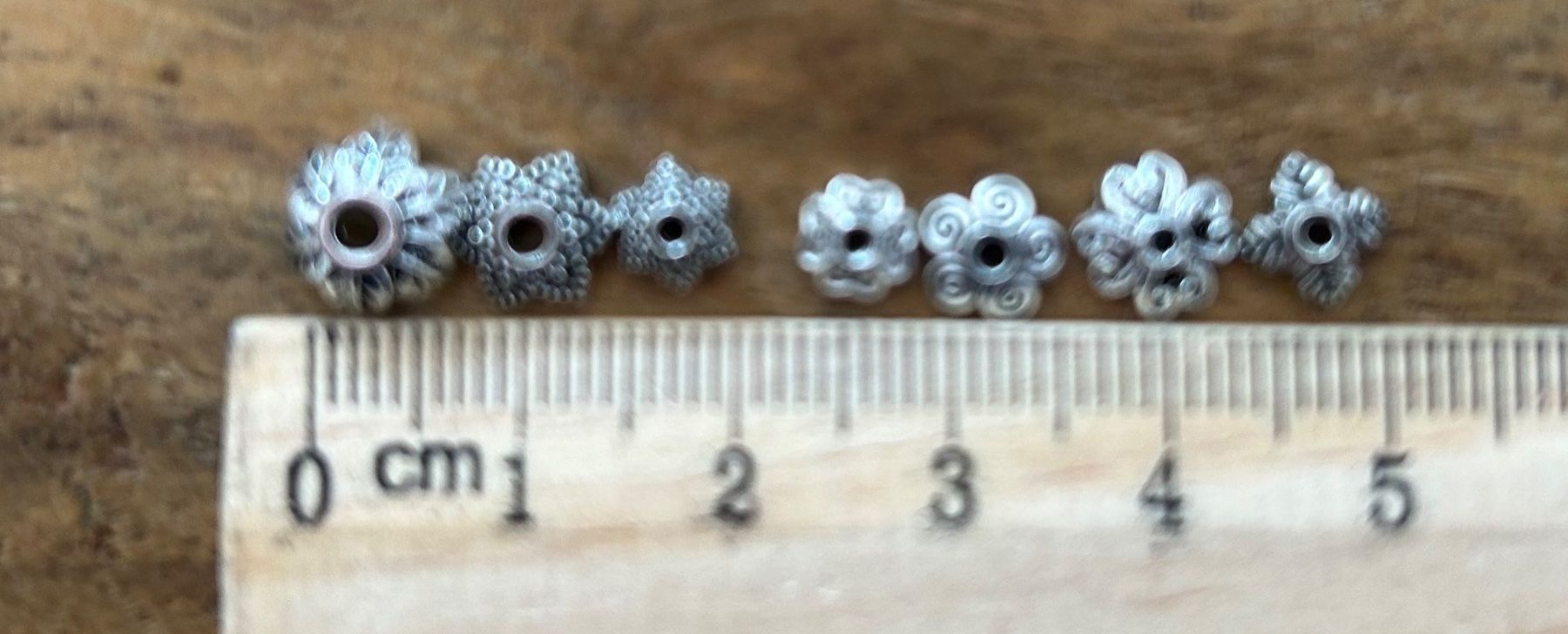 Perle (finte): Bastelperlen / Perlenkappen silber mit Organizer Box – Nuovo e nell'imballaggio originale da Geneve venduto da vane267 1