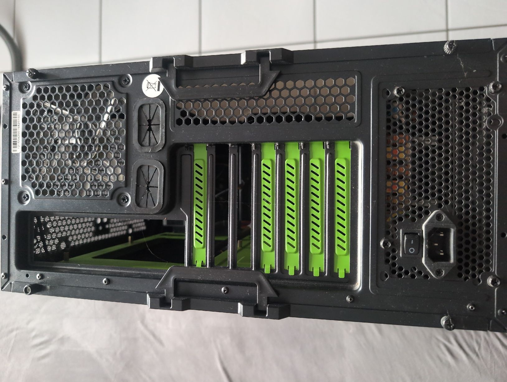 Custodie: PC Gehäuse ATX Tower Schwarz gebraucht – Usato da Fahrwangen venduto da ale_lm78 2