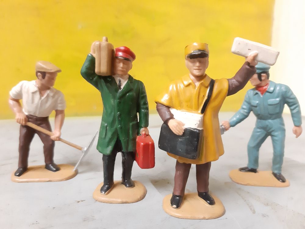 Jouets: 4 personnages civils plastique  – Neuf (Voir description) à Monthey par Jmbois 2