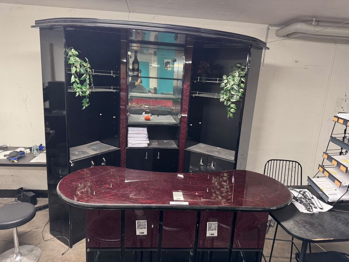 Sonstiges für Firmenanlässe & Parties: Notfall-Verkauf : Wunderschöne Bar mit Tisch – Gebraucht aus Ebmatingen von Revivetrade 1