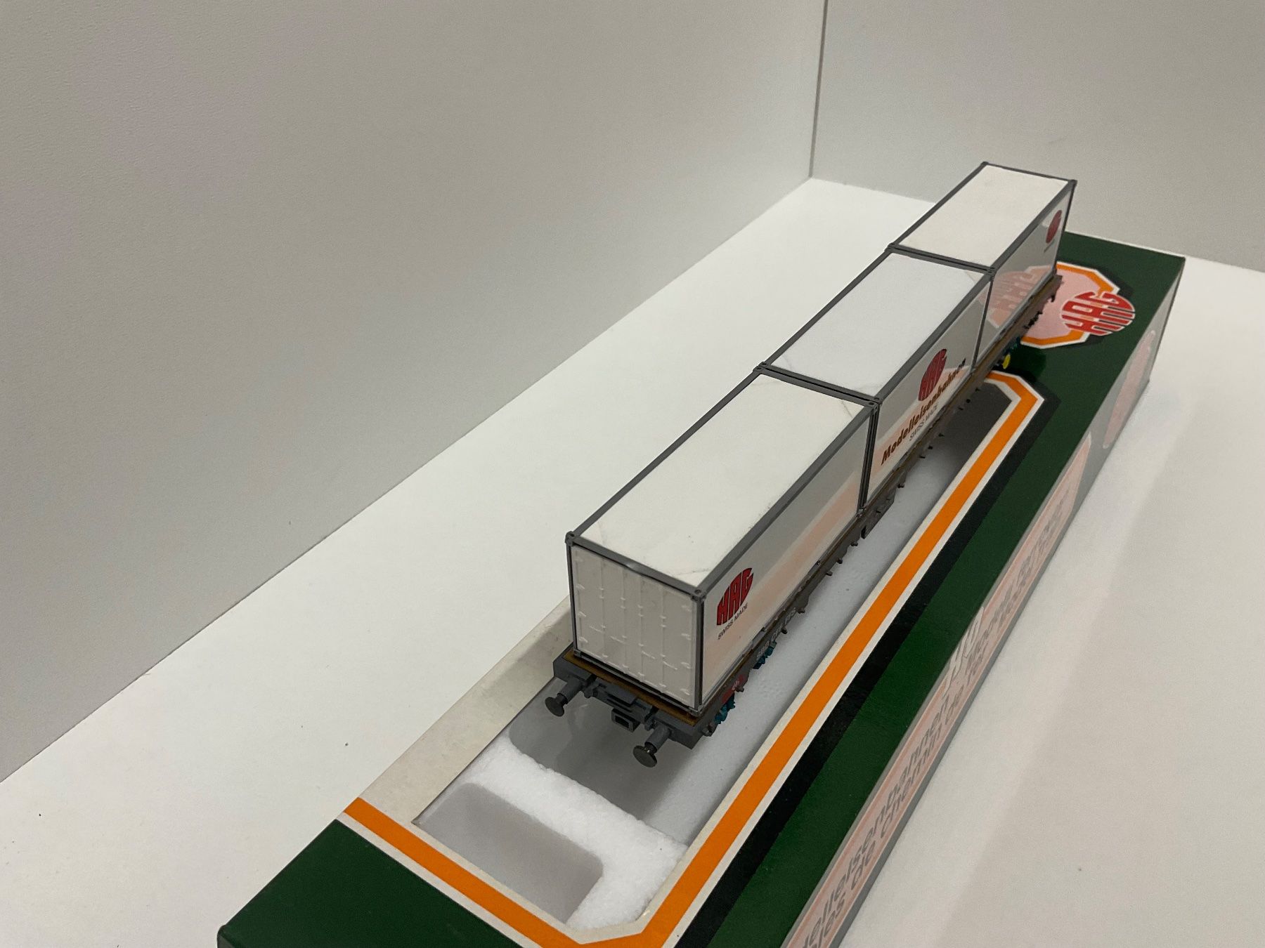 Hag Modellini di ferrovie: HAG AC, Güterwagen mit Container,  Verpackung falsch, Besp. – Usato da Chur venduto da Chur75 1