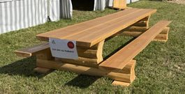 Natur Holztisch mit Sitzbänken