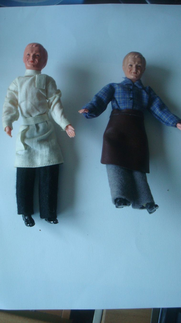 Maisons & Meubles de poupées: 2 alte Biegepüppchen 13 cm – D'occasion à Münchenstein par Pesci6