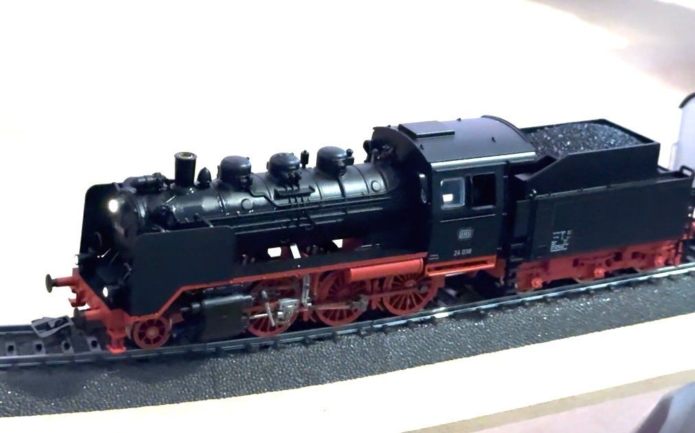 Märklin Modellini di ferrovie: Märklin Dampflok BR 24, mit eingebautem Rauchsatz – Nuovo (secondo la descrizione) da Oberrüti venduto da Veba-Trade 3