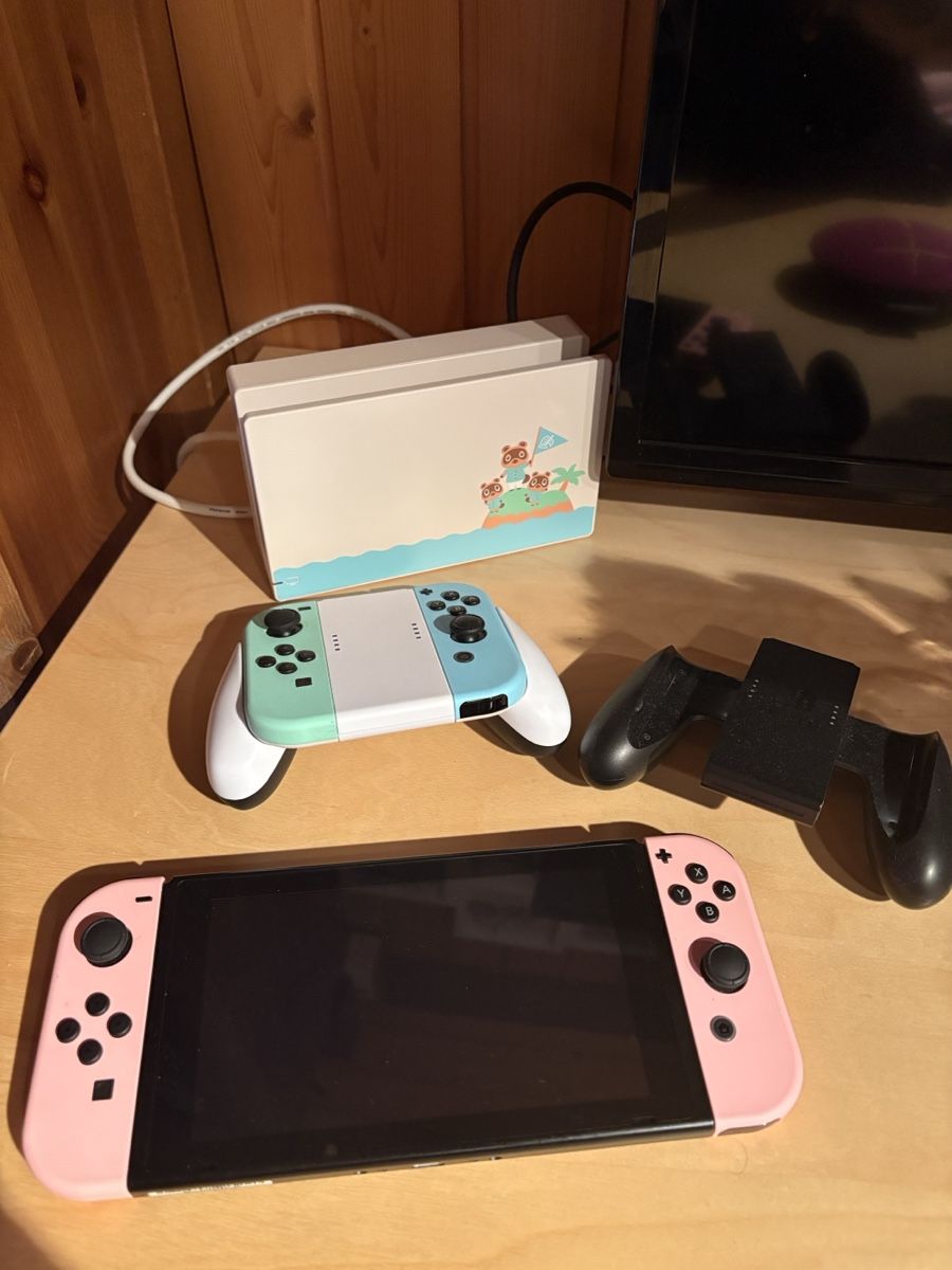 Nintendo Console: Nintendo Switch Animal Crossing Edition Rosa – Usato da Gipf-Oberfrick venduto da sid_h5fn