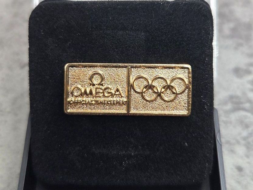 Broches & Aiguilles: Omega – Neuf avec emballage d'origine à La Chaux-de-Fonds par curtitswisswatches