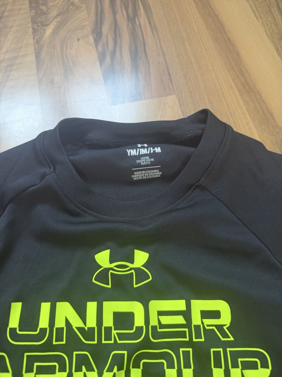 Under Armour Lotti & Set di vestiti: Under armor bundle: 4 Tshirt 1 Turnhose – Usato da Lenzburg venduto da Stone07 1