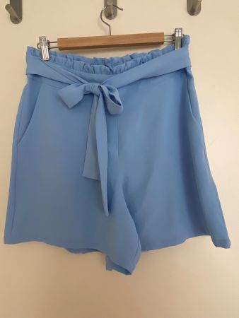 Neu hellblaue Vila Shorts, Grösse 40