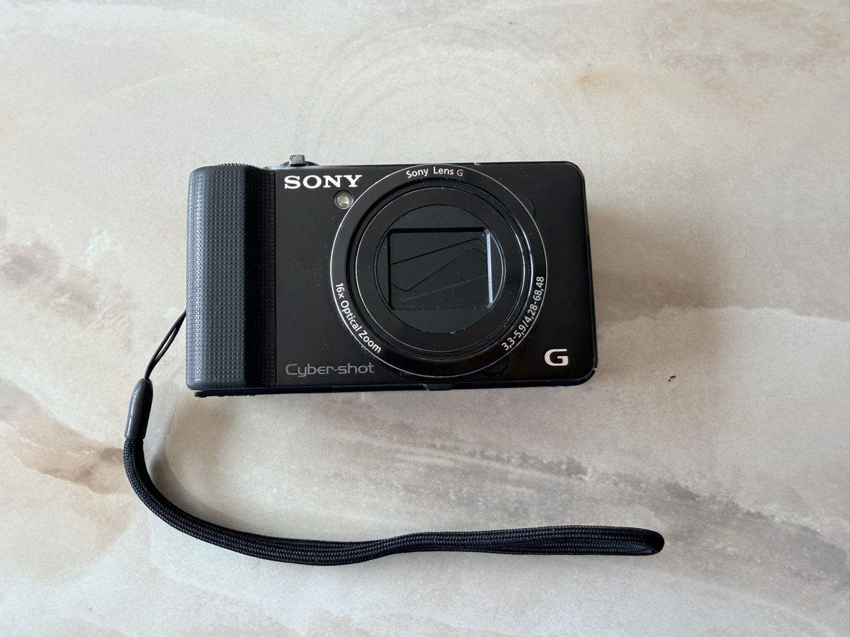 Sony Fotocamera: Sony Digital Camera DSC HX9V – Usato da Thalwil venduto da BELLE09