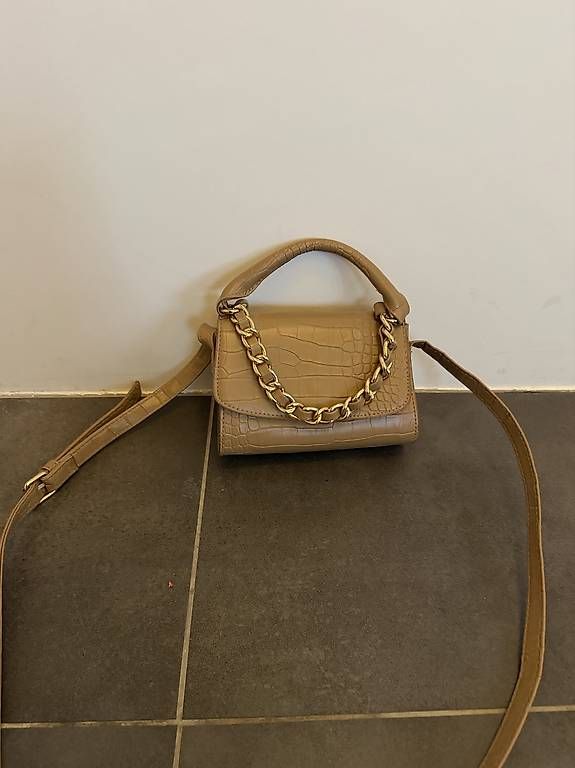 Borse da donna: Mini sac à main beige effet crocodile  – Nuovo e nell'imballaggio originale da Plan-les-ouates venduto da Jordane.S