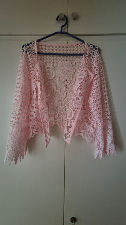 Petit Boléro en dentelle neuf rose pâle taille L
