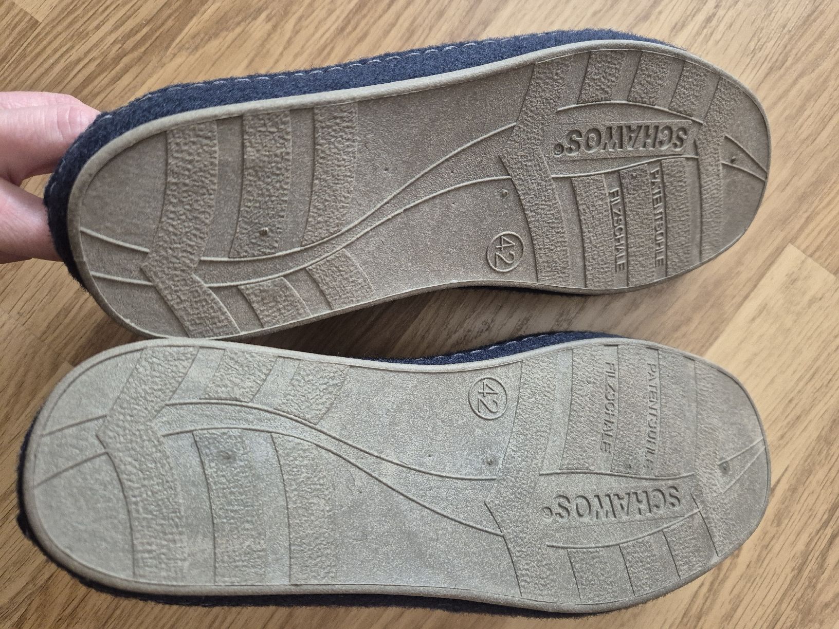 Scarpe da donna: Warme Hausschuhe, Grösse 42, – Usato da Langenthal venduto da Polarisstern 4