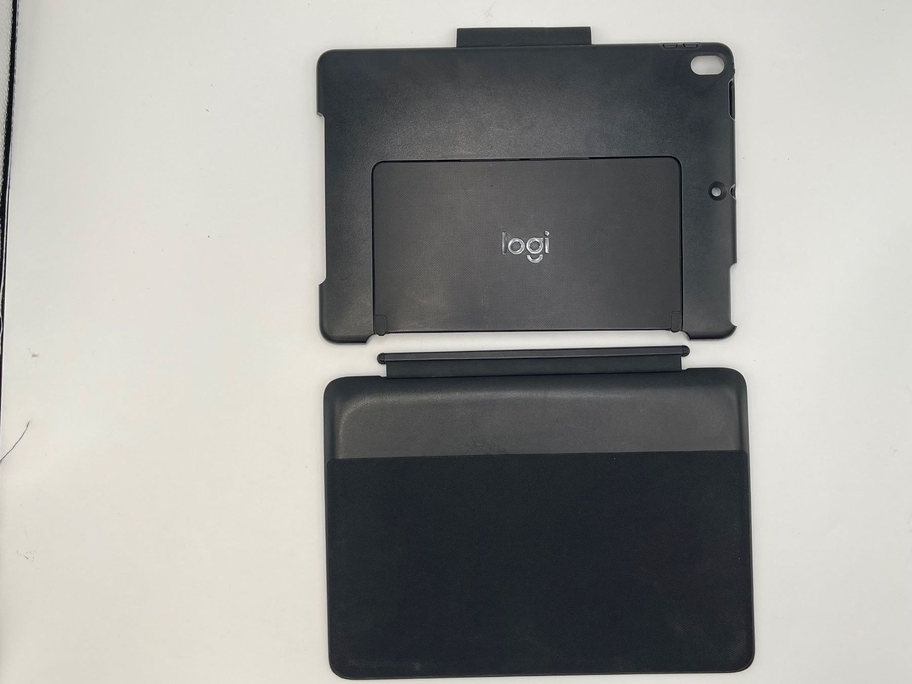 Logitech Claviers: Logitech Combo Touch Keyboard Case mit Trackpad – D'occasion à Schlieren par 2nd-Life 3