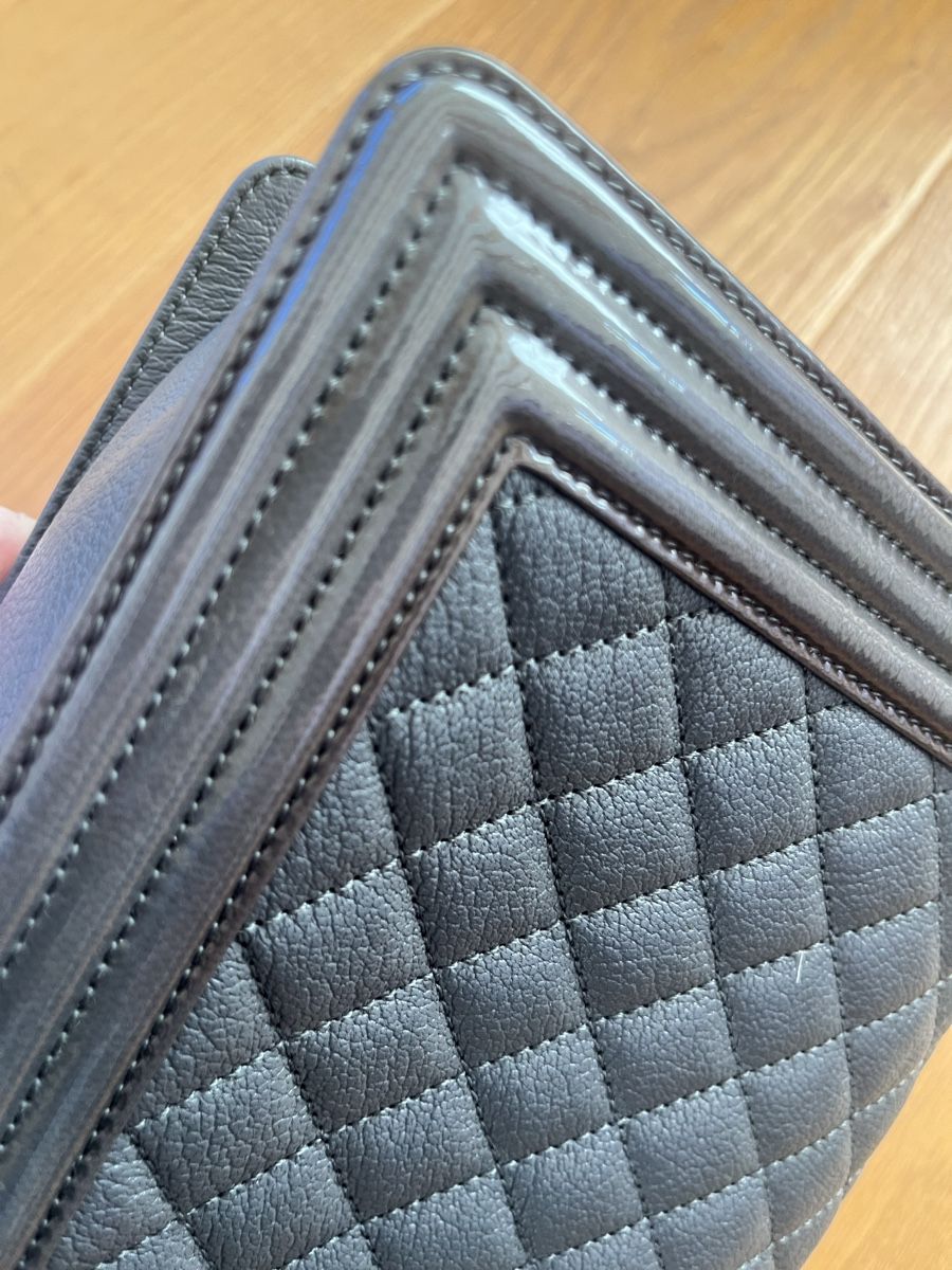 Chanel Borse da donna: Chanel Boy Bag Grau, Silber Hardware new medium – Usato da Wädenswil venduto da Iana32 7
