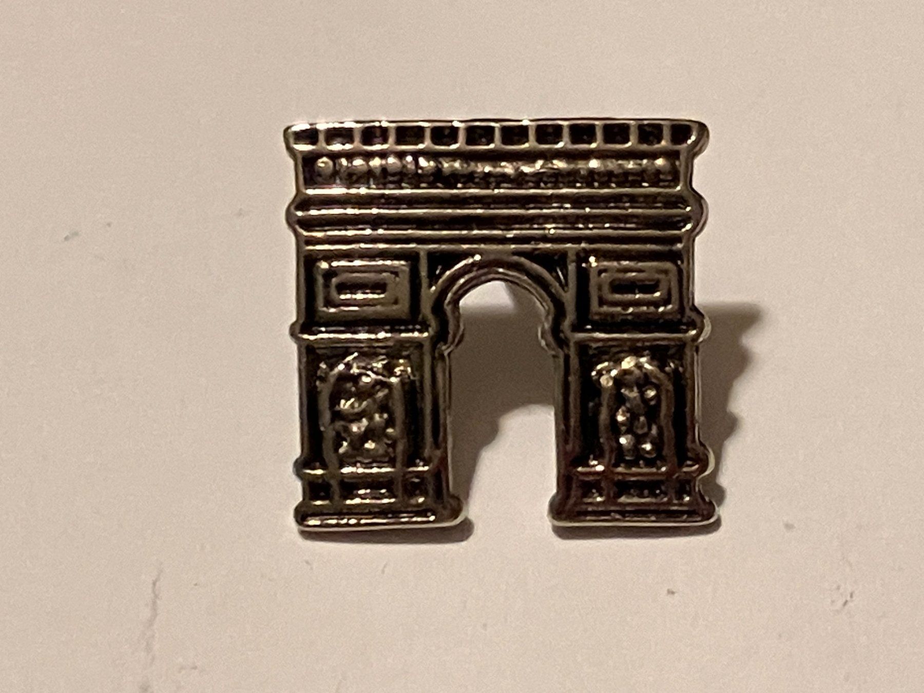 Placchette & Badge: 1 Pin Arc de Triomphe in Paris – Usato da Basel venduto da djwwpp