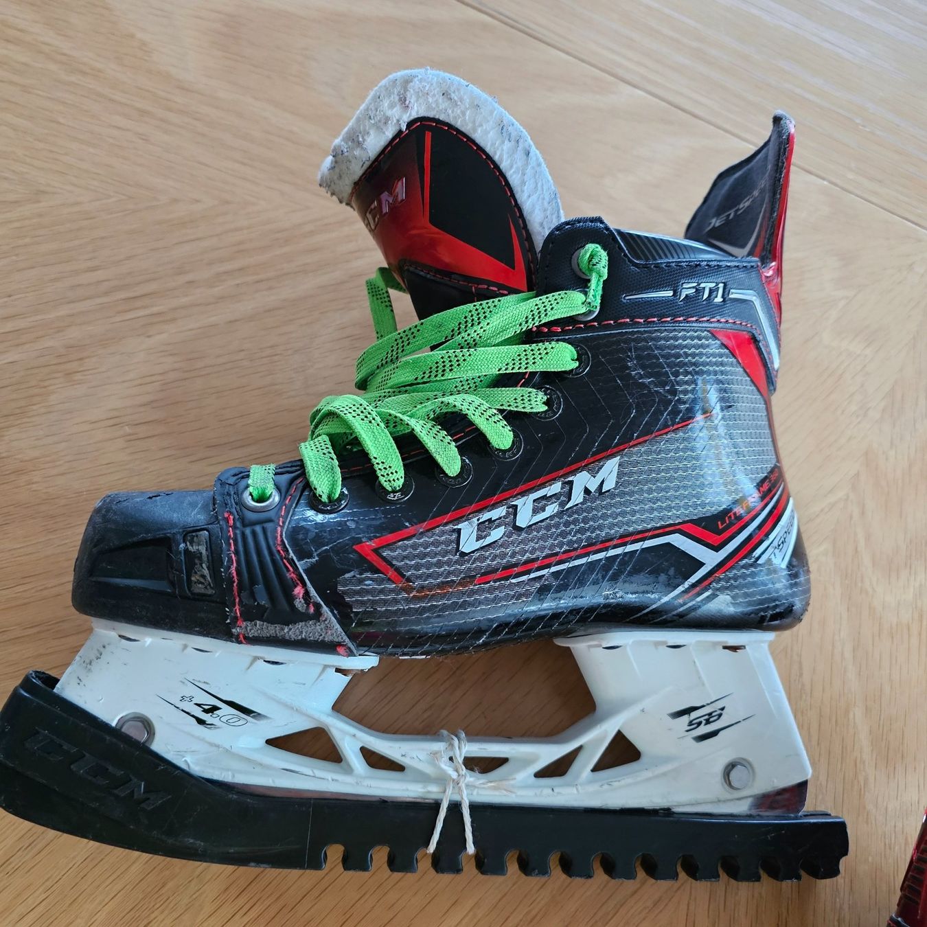 Ccm Pattini da ghiaccio: CCM Jetspeed FT 1 Liteframe 360 Schlittschuh Gr. 38.5 – Usato da Küssnacht am Rigi venduto da Samosa1 1