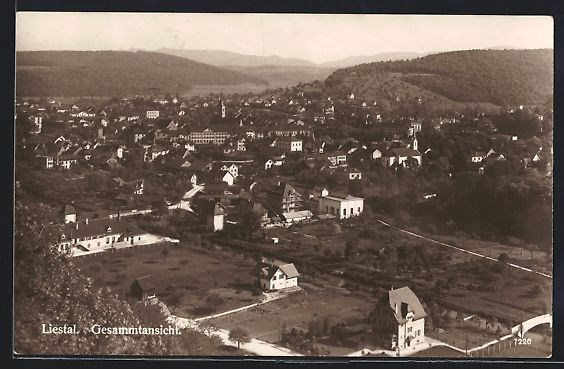 Cartoline postali: AK Liestal, Gesamtansicht mit Bäumen – Usato da Berlin venduto da bartko-reher