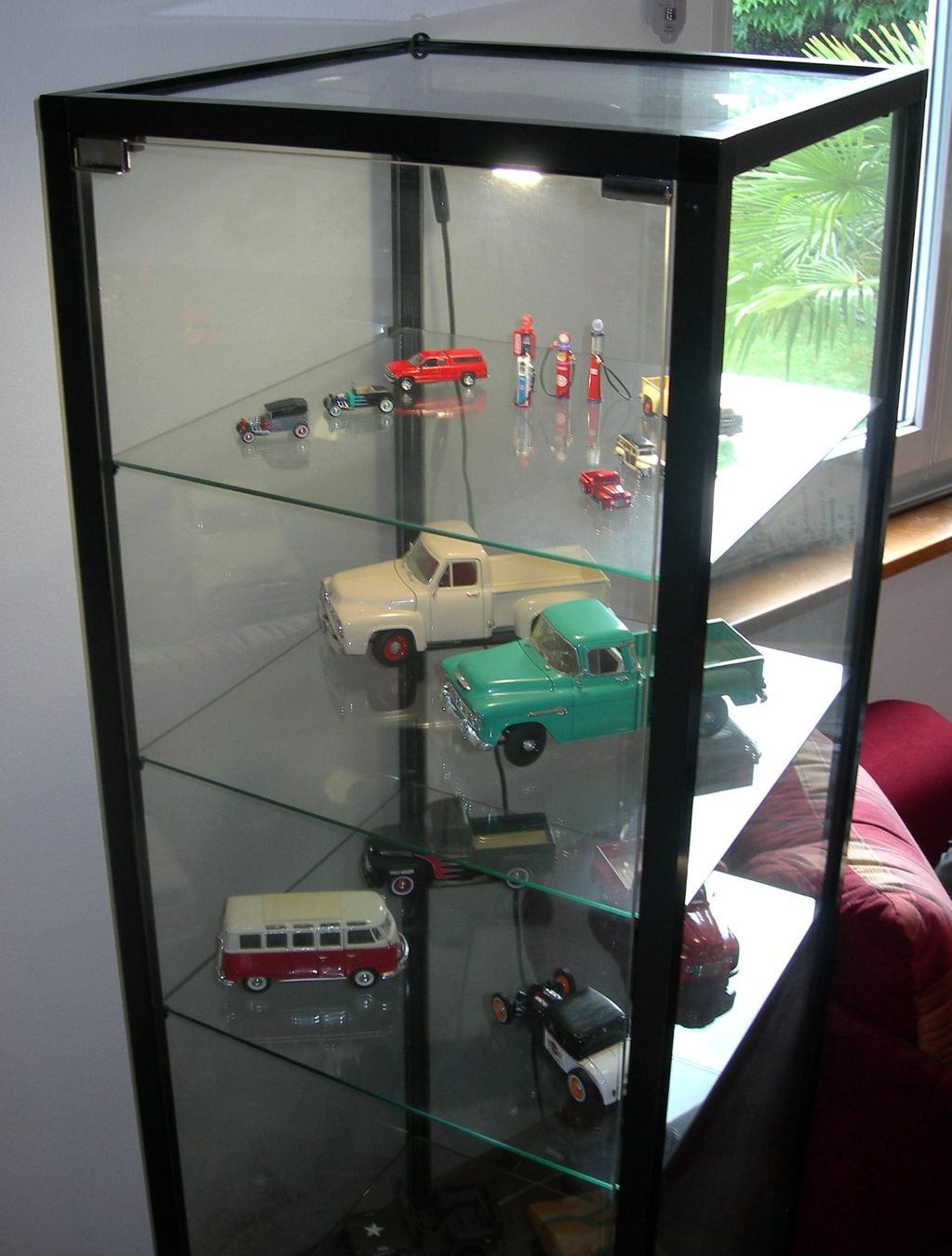 Modellini d'auto: Modellautosammlung inkl. beleuchteter Vitrine – Usato da Zuchwil venduto da Upan