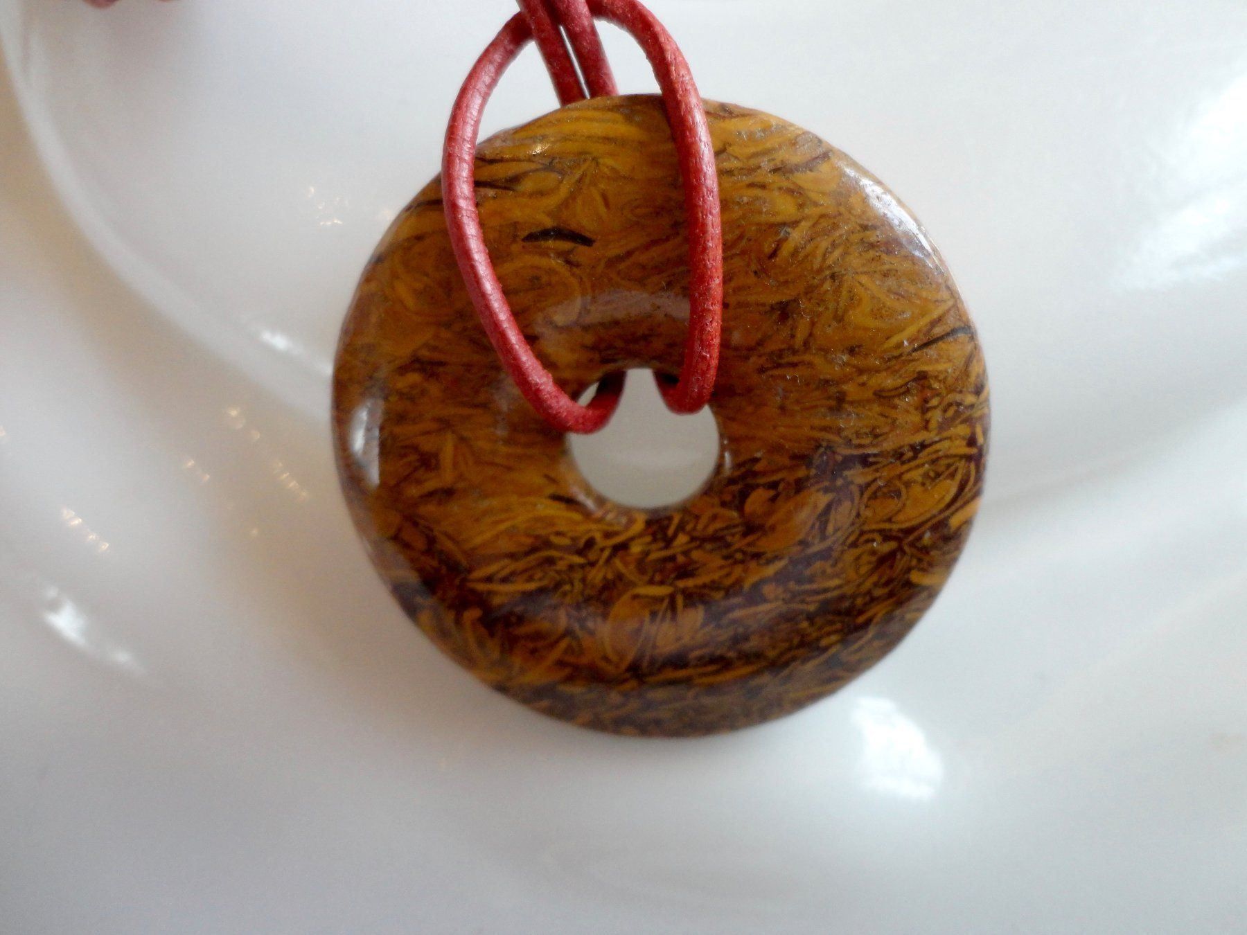 Minerali & Pietre curative: Pi-Scheibe Jaspis mit Ziegenlederkordel – Nuovo (secondo la descrizione) da Biberist venduto da tl-schmuck 1