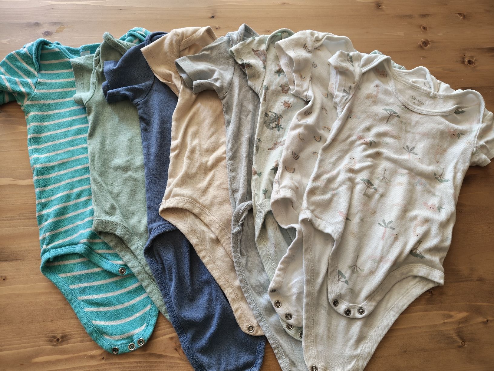 Lotti & Set di vestiti: 8 kurzarmbodys in 104 – Usato da Flawil venduto da minggeli83