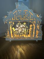 Holz-Weihnachtslaterne, filigran geschnitzt, warmes Licht